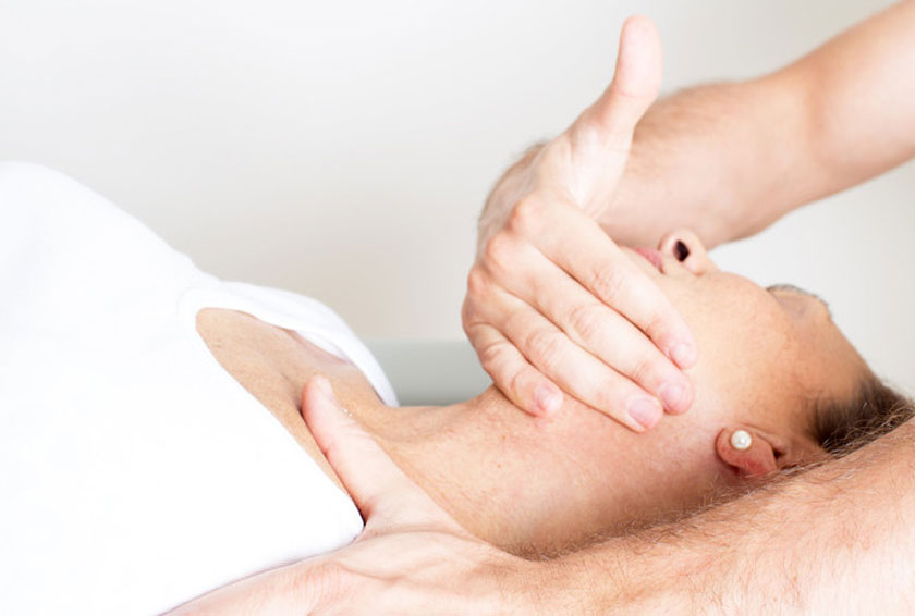 Osteopathie mit aelterer Frau Osteopathie mit aelterer Frau